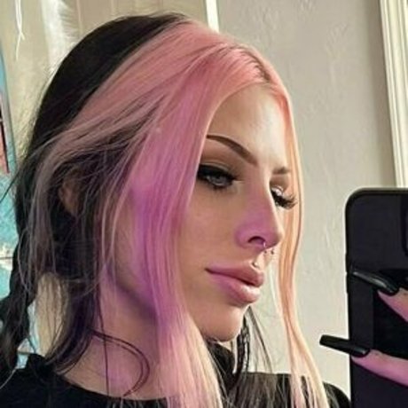 Strawberrysquirtcake erotic model images