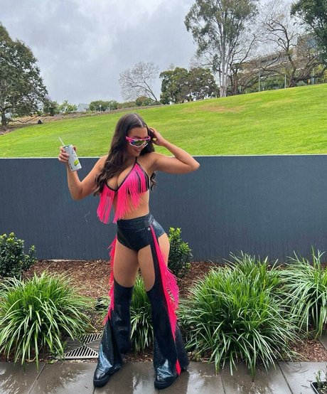 Molly Shield star erotic pictures