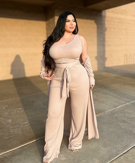 Mizuki Brown nudes model images