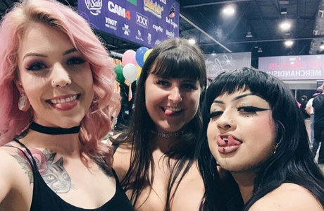 freeleila art model images