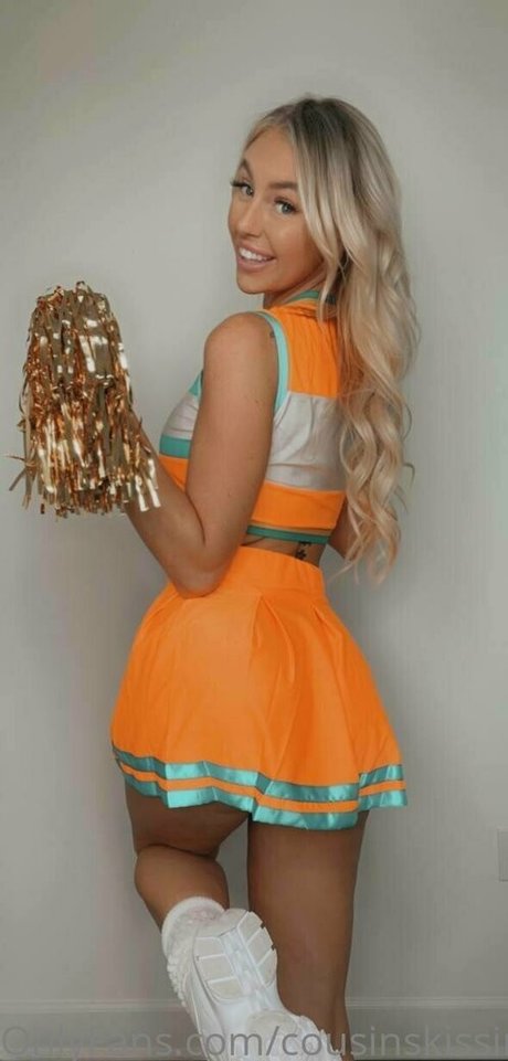 cousinskissing erotic model gallery