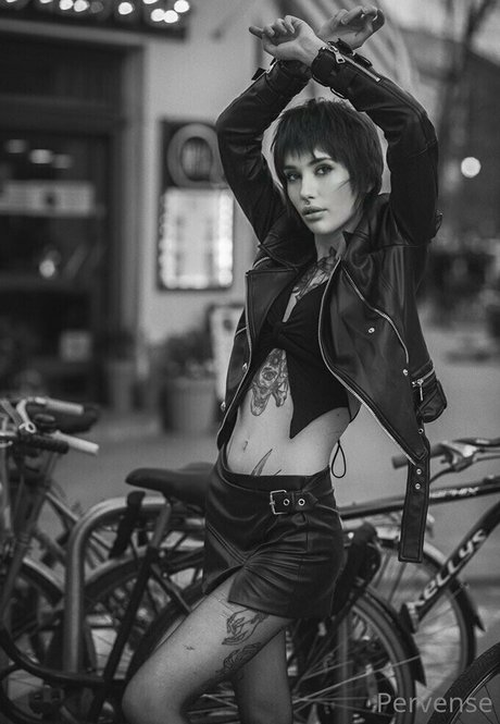 chantaise naked model picture