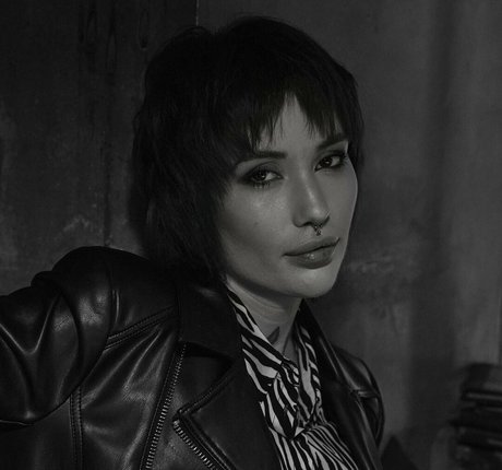 chantaise naked model image