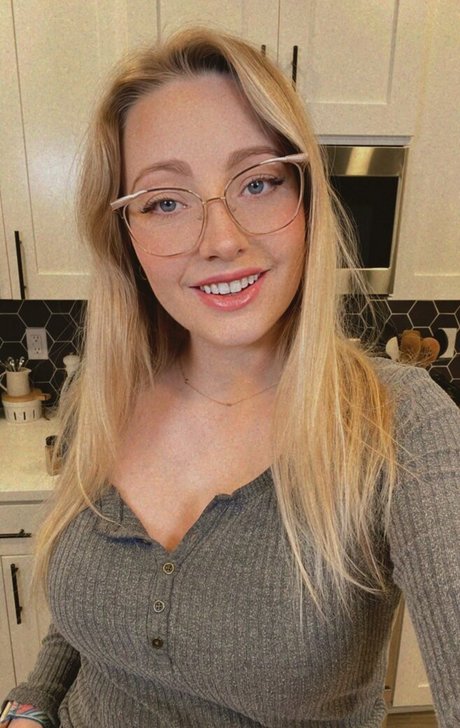 Cannibalqueen erotic star image