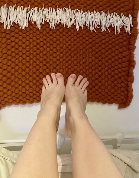 lucyfeetandtoes model exclusive image