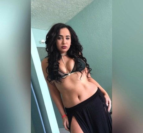 Tana Habibi sexy star img