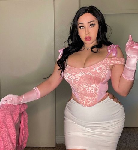 Tana Habibi star nude photos