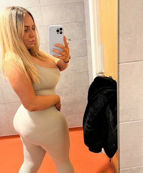 Molly O Shea model nudes pic