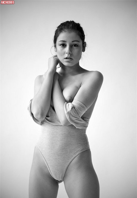 MissLunaMiel nude model pics