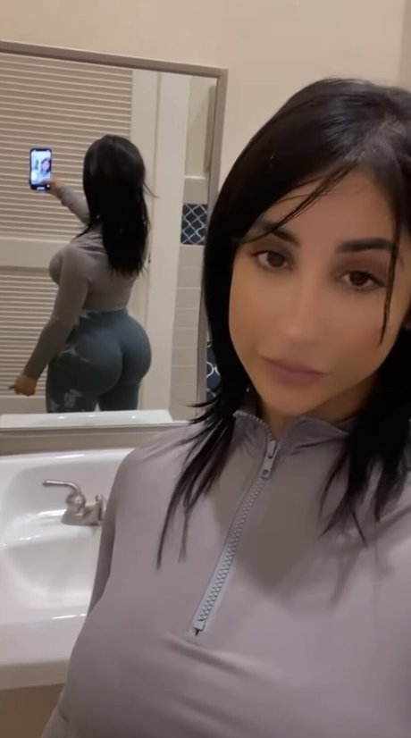 Hinataonig nude model image