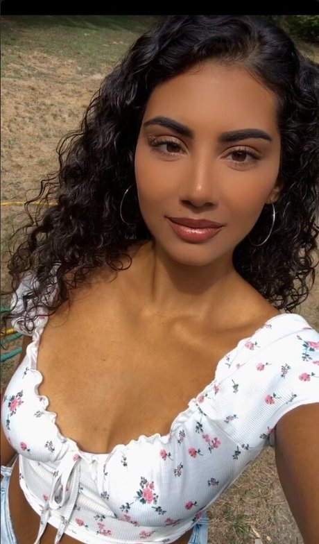 Priya Singh star nice image