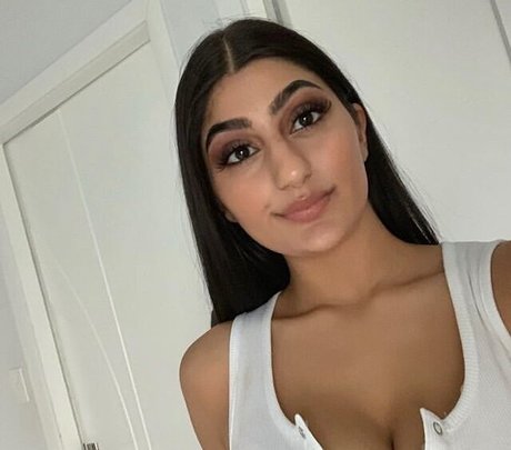 Busty Indian sex pornstar pics