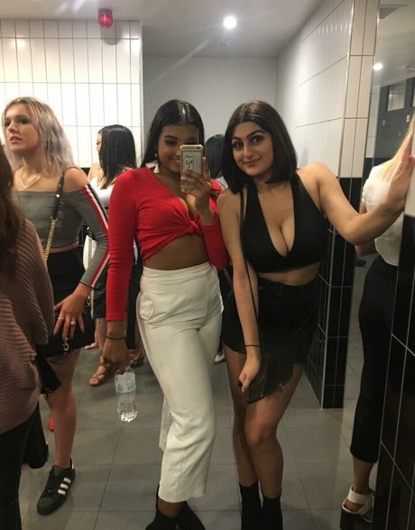 Busty Indian art model archive