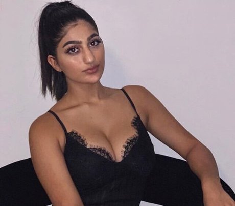 Busty Indian star erotic photo