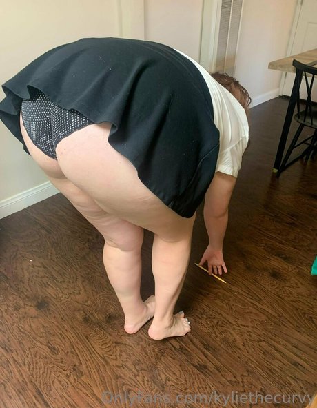 kyliethecurvy erotic model images