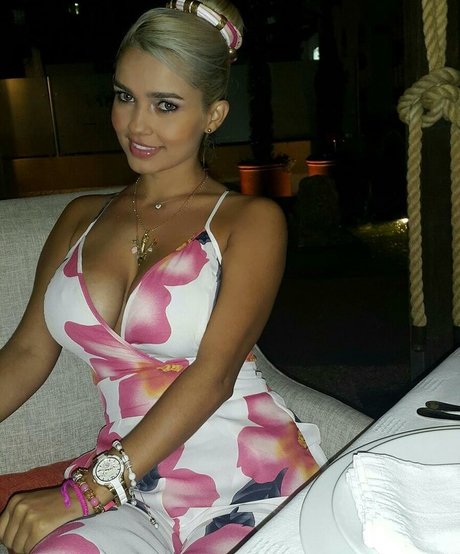 Angela R pretty actress pics