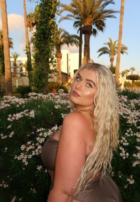 Izzy Nicholls pornstar exclusive pics