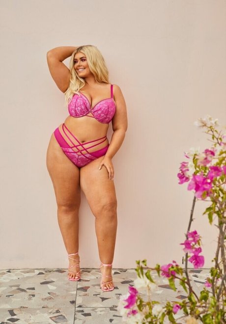 Izzy Nicholls perfect pornstar pictures