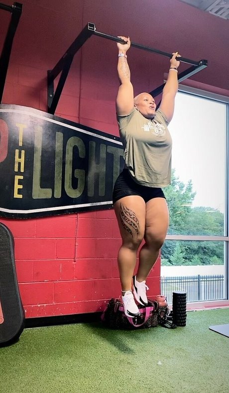 Queen R model best picture