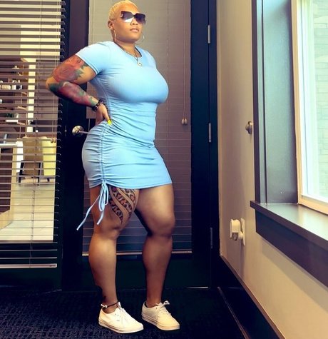 Queen R model hot images