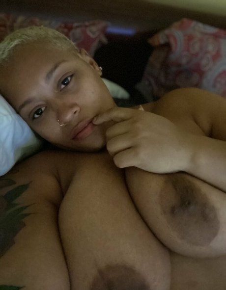 Queen R nudes pornstar picture