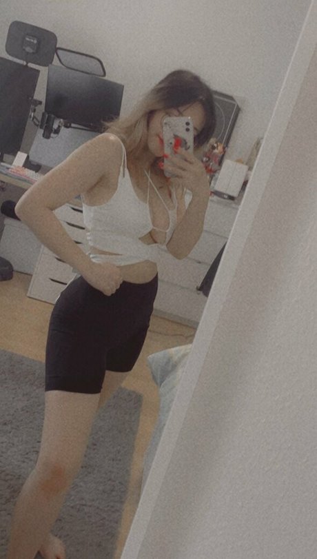 Xktie model pornographic image