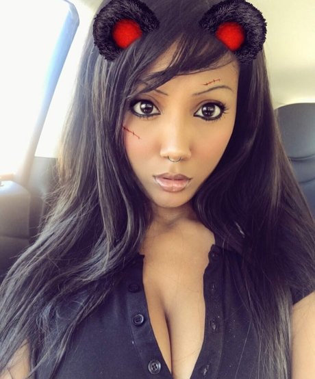 Amber Higgins Cecil nude model images