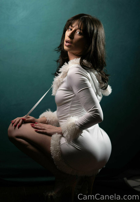 camcanela porn model img