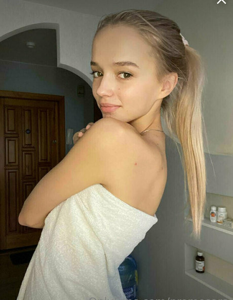 promosara exclusive model image