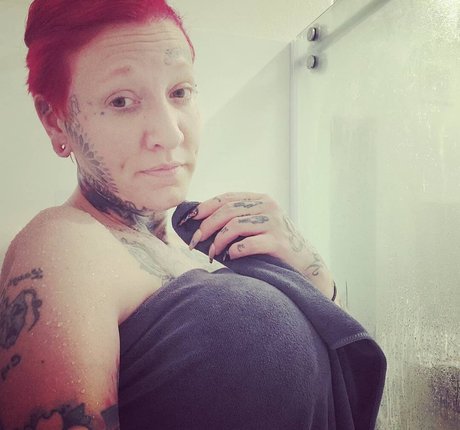 ChrystalNevius model top img