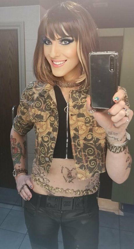 trans lola perron Quick model image