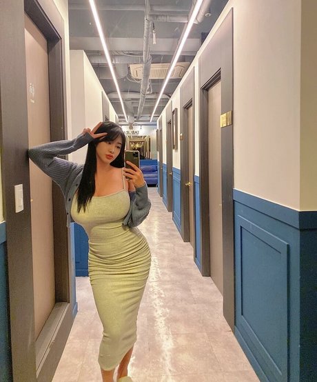 Tasha Y naked model img