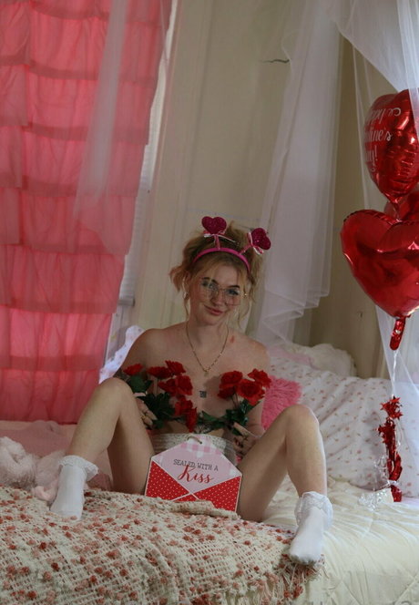 Kittycourty pornstar nude image