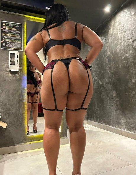 Angel Hotwife model nude picture