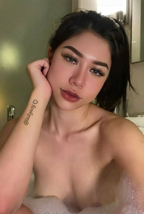 lunnnaok nude pornstar image