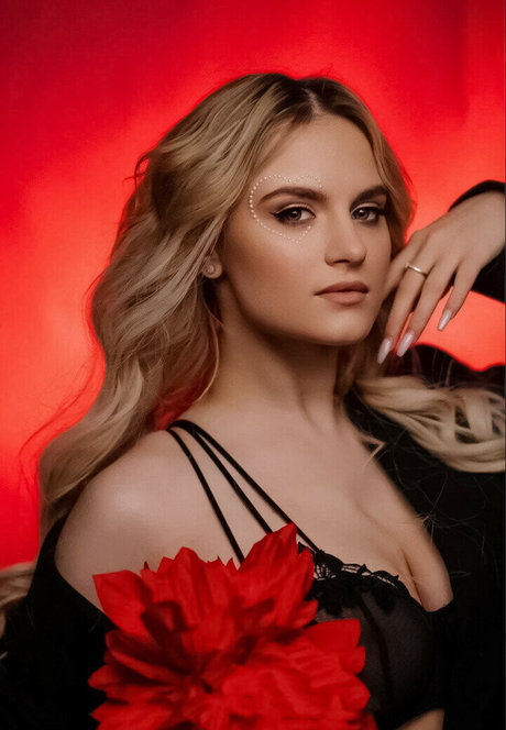 Modestal model hot image