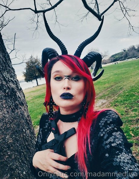 madammedusa model naked photo