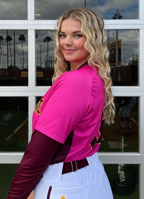 Sara K pornstar top image