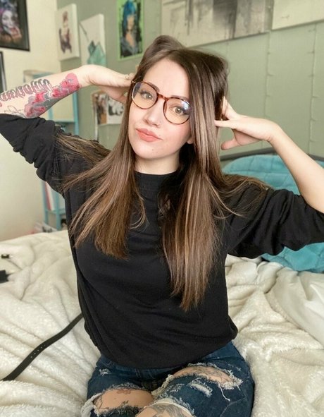 Kiki Kitsune pornstar pretty pictures