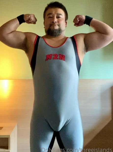 threeislands nude actress picture