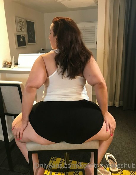 kourtneycakeshub art model pic