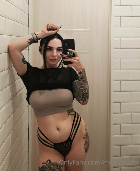 moanlouder model nudes pic