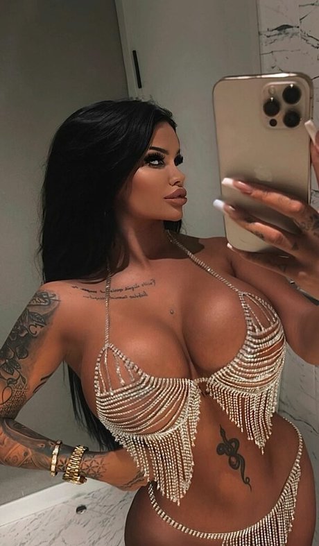 enisesudeofficial sexy star image