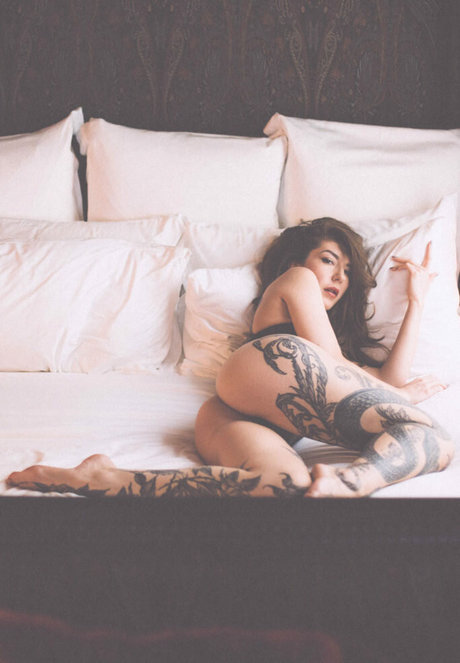 Valerie August nude model img