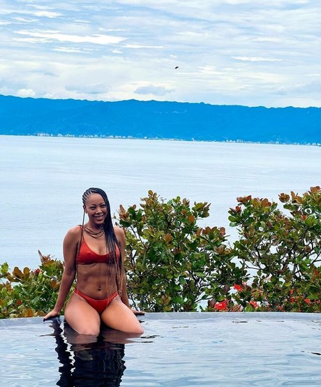 Negra Li model exclusive pictures