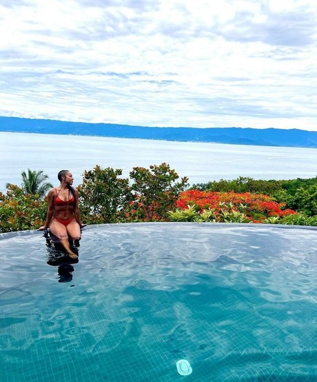 Negra Li erotic star archive