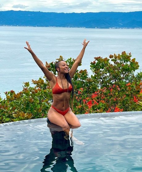 Negra Li nude pornstar archive