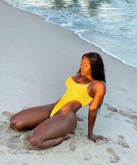 Babeth Lando adult model pics