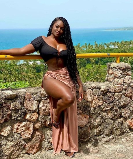 Babeth Lando pretty model photos