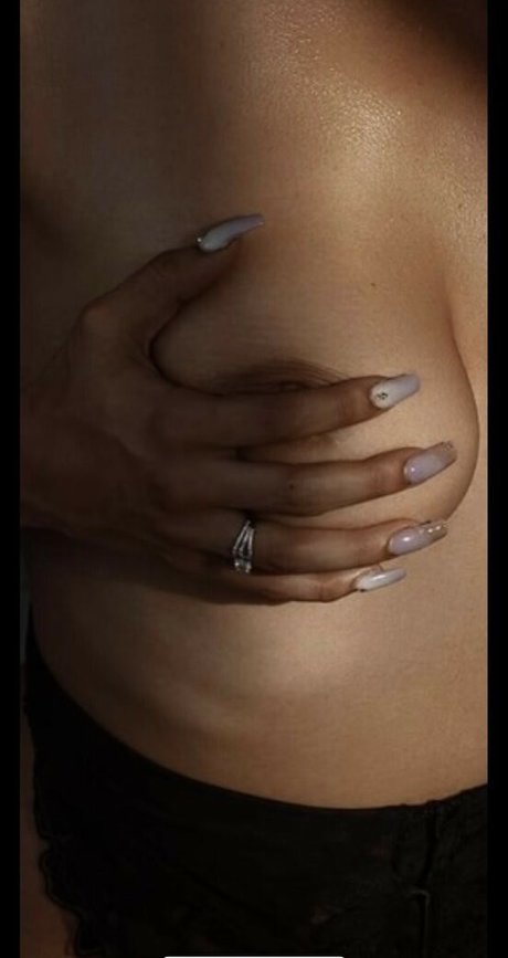 Hannah McClean model naked img